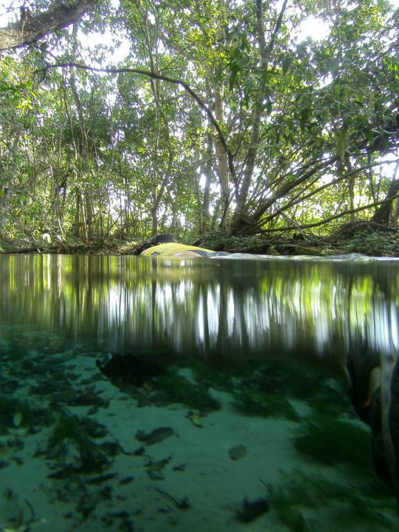 O belo Rio Triste, em Bom Jardim, em Mato Grosso, abaixo e acima da água